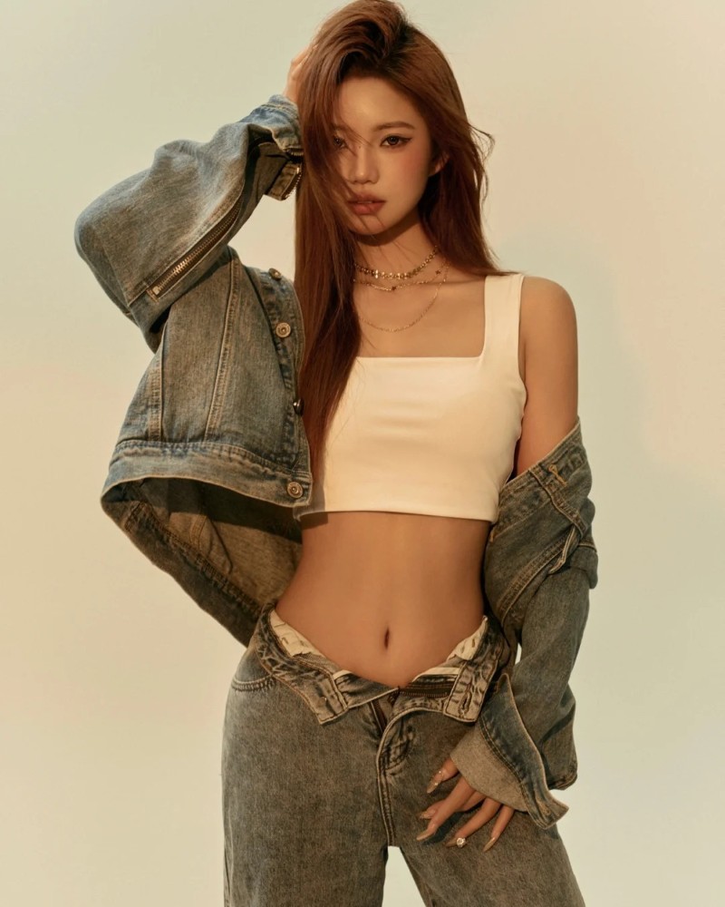 Cô gái diện áo croptop phong cách đường phố