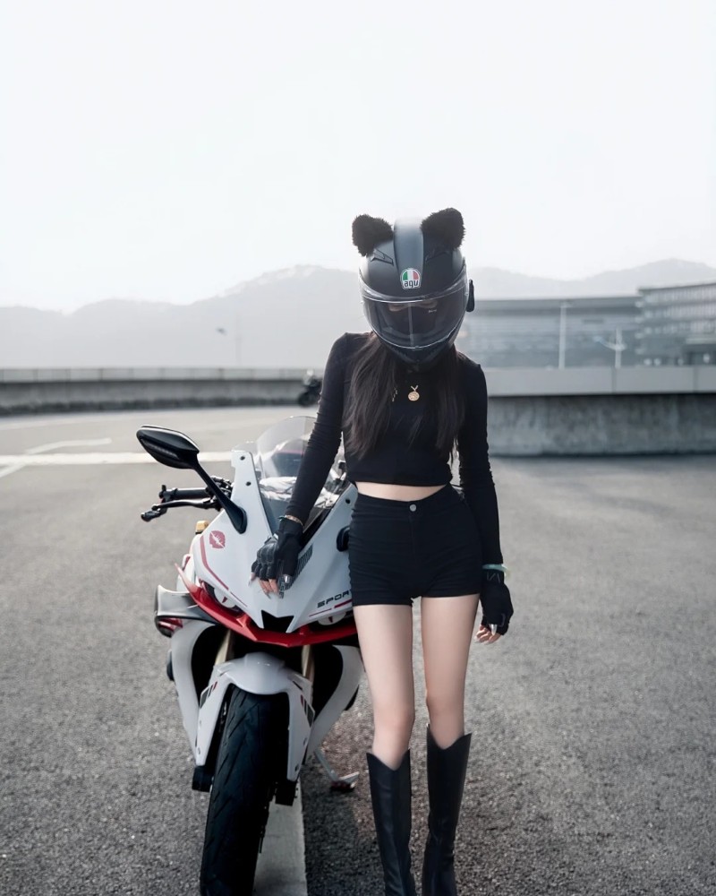 Cô gái mặc áo len dáng rộng tạo vibe lạnh lùng