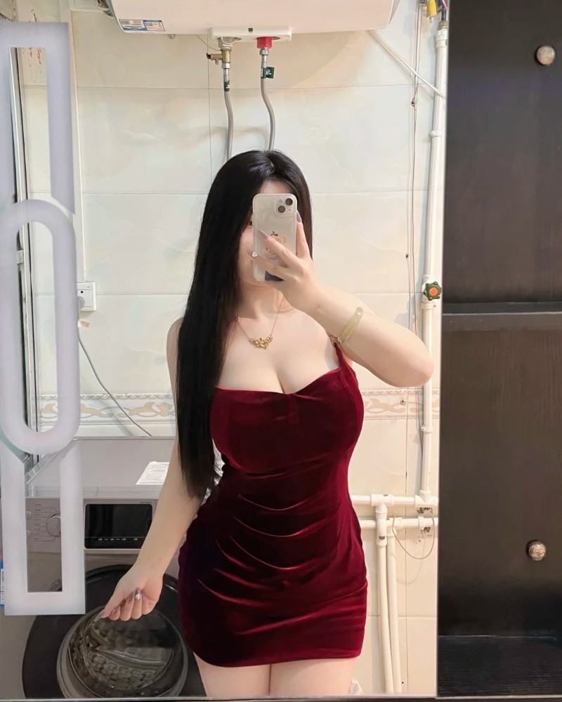 Cô gái mặc váy đỏ trong phòng sang trọng