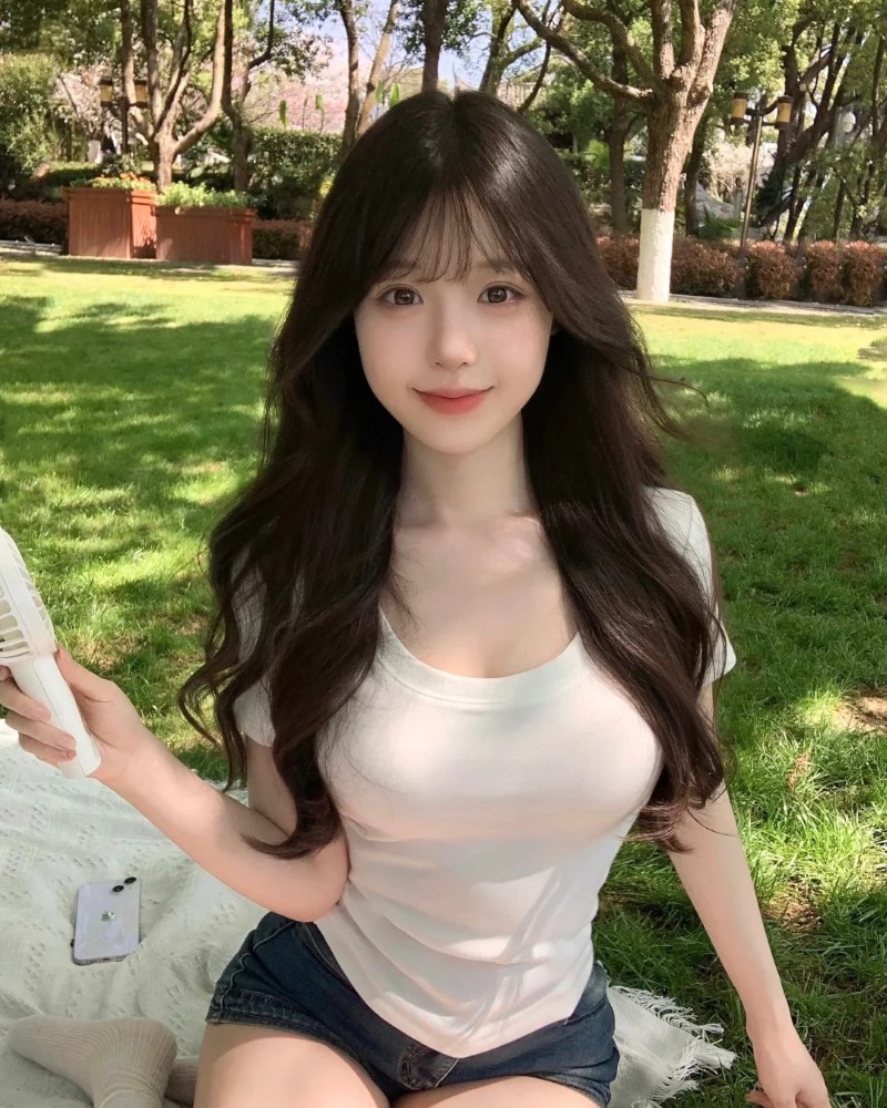 Cô gái chụp ảnh ngoài trời với nụ cười tươi