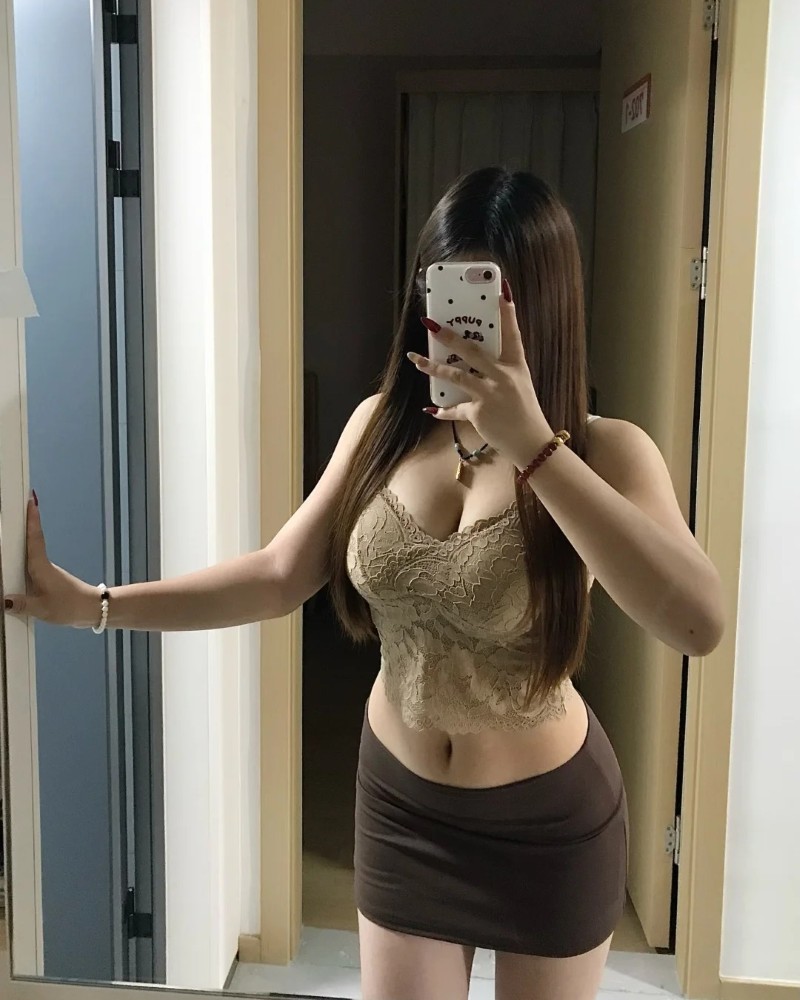 Cô gái tạo dáng trong phòng thay đồ với áo ôm người