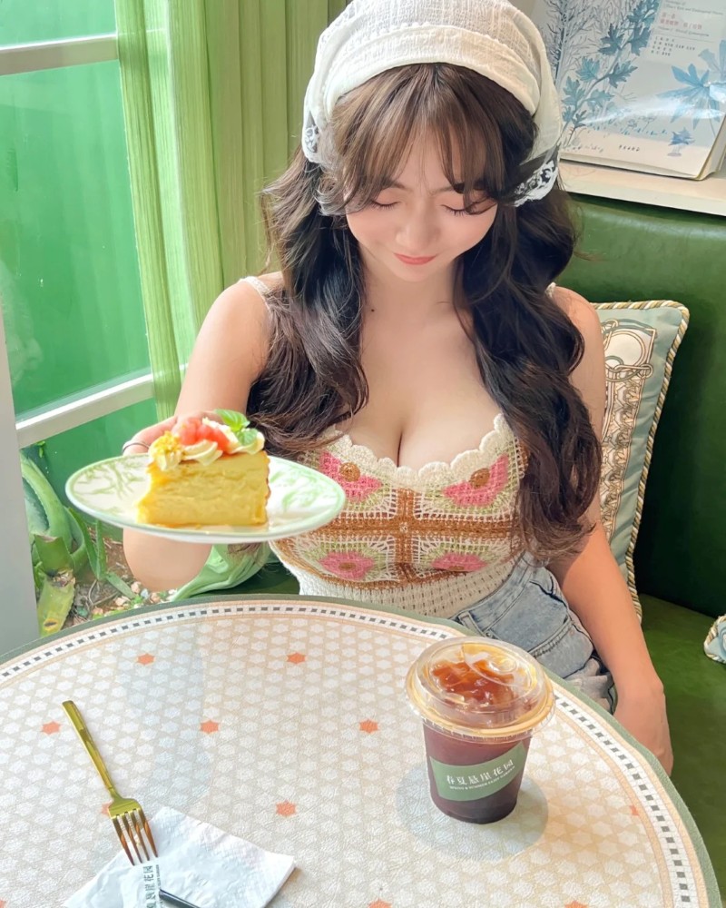 ảnh gái xinh ngực to ngồi bàn ăn với phong cách trẻ trung