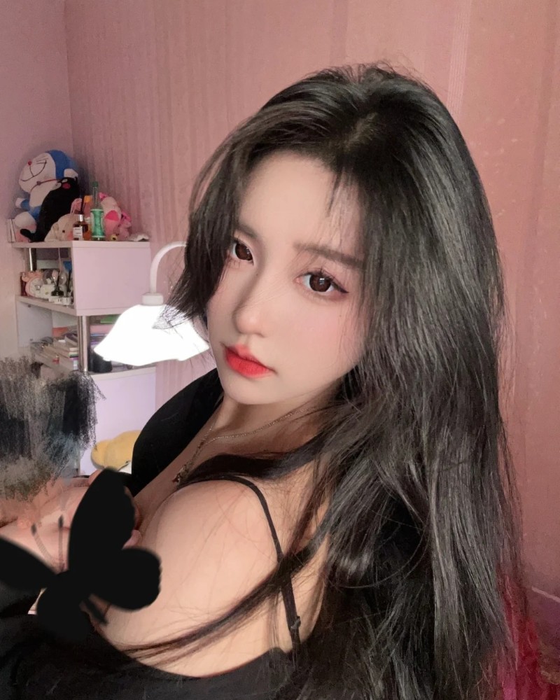 Cô gái trẻ với kiểu tóc dài buông và phong thái quyến rũ