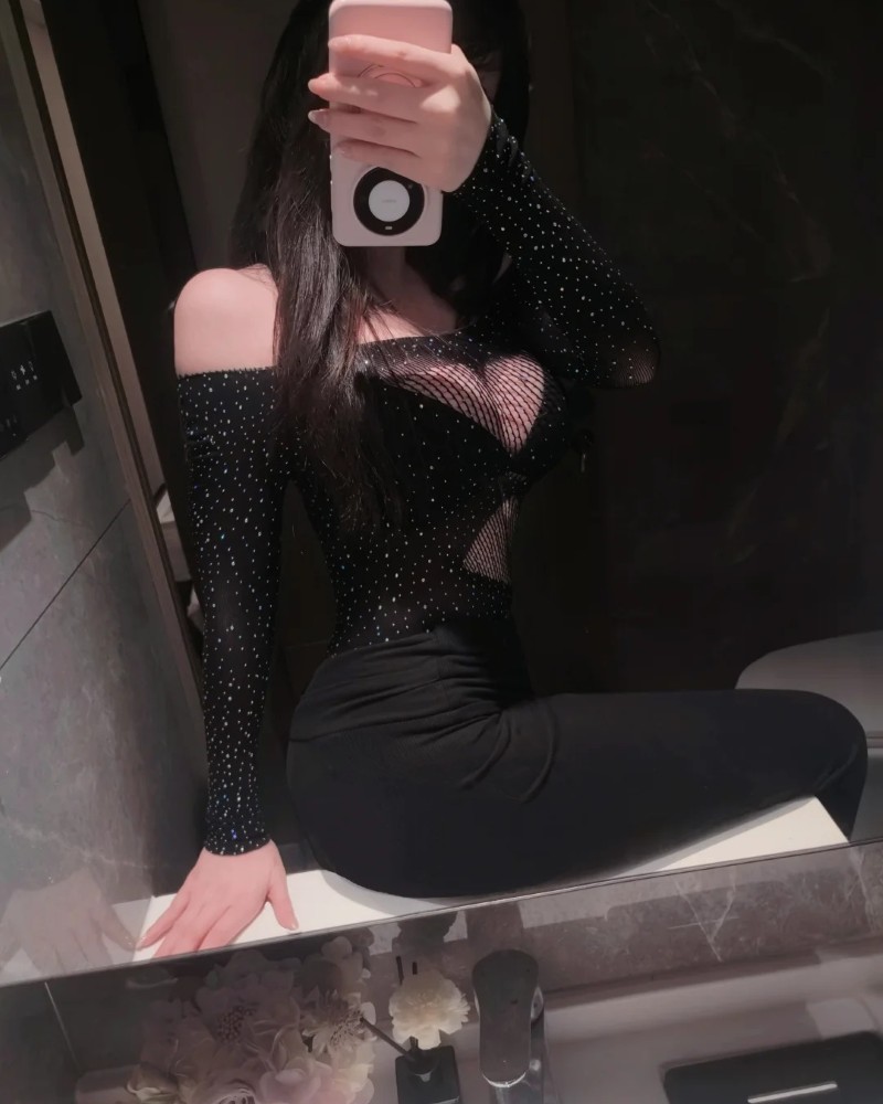 Cô gái selfie trong gương với trang phục đen cá tính