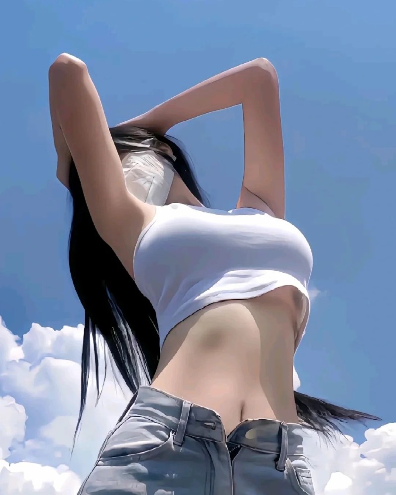 Cô gái tạo dáng ngoài trời với áo croptop thể thao