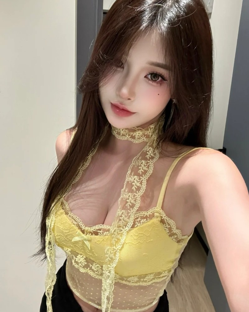 Cô gái cười tươi trong trang phục hai dây nhẹ nhàng