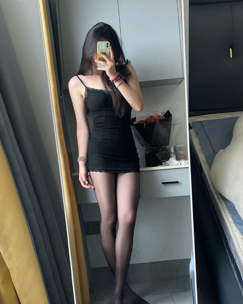 ảnh gái xinh sexy diện váy đen khoe phong thái tự tin