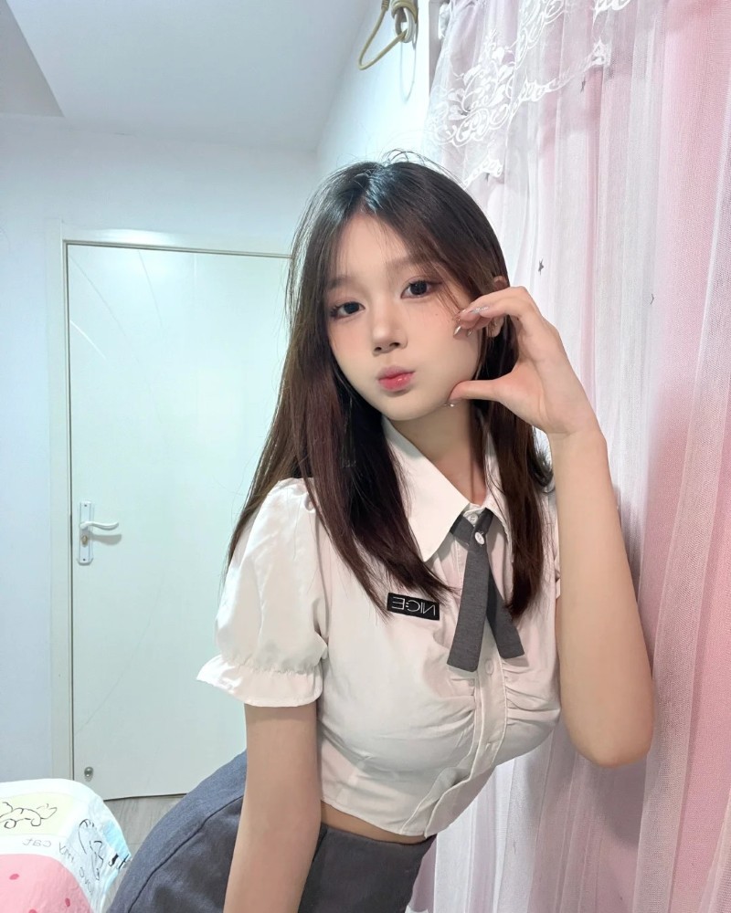 cô gái xinh chụp selfie trong phòng với mái tóc dài đen