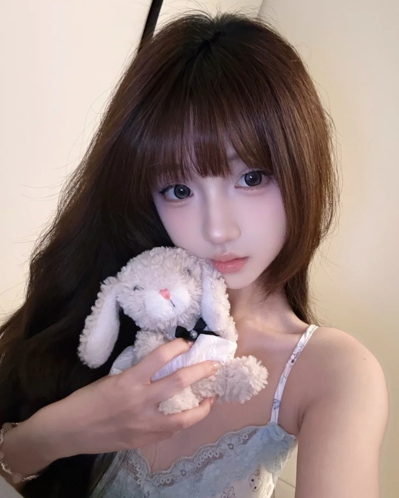 cô gái ôm thú bông, nét dễ thương nổi bật