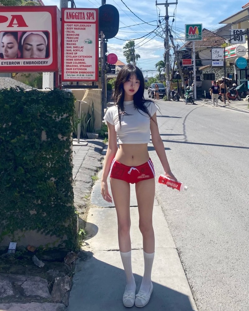 thiếu nữ mặc váy trắng đứng ven đường