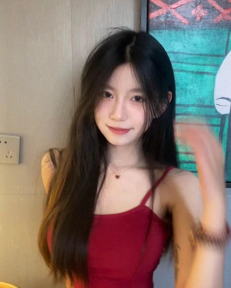 cô gái tóc dài cười tươi giữa ánh sáng mềm