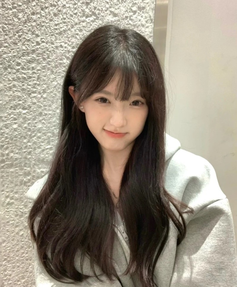 cô gái tóc dài đen nhìn nghiêng trong phòng