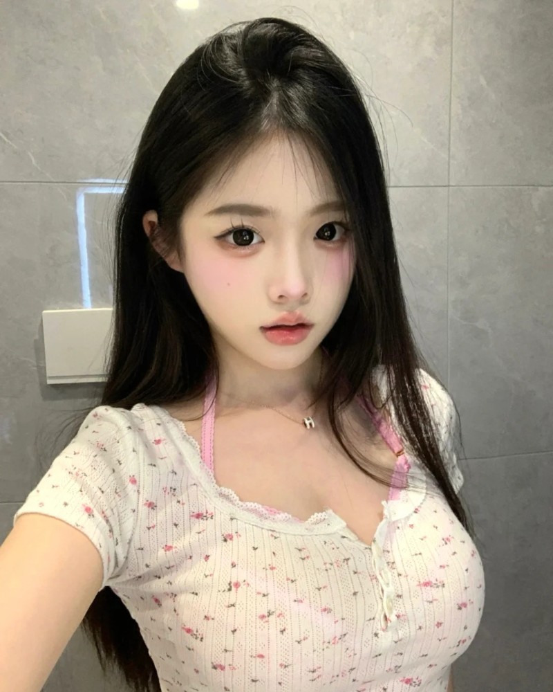 cô gái mặc áo ren trắng, nét đẹp nhẹ nhàng