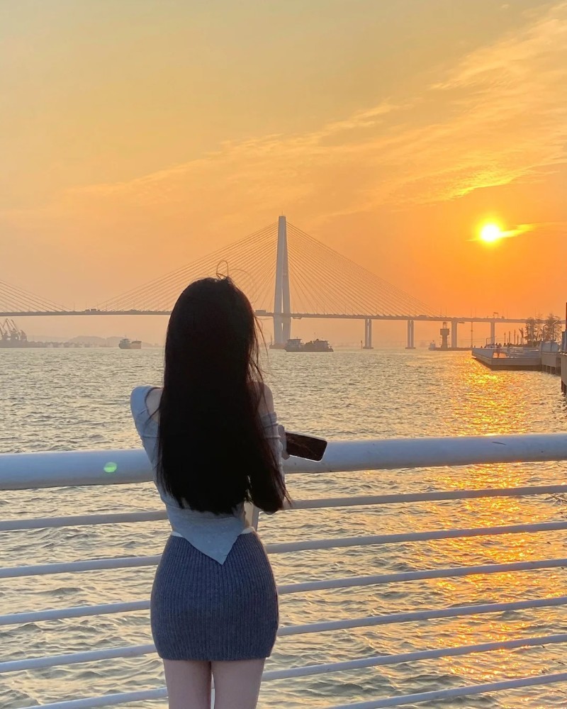 nàng đứng trước biển lúc hoàng hôn buông