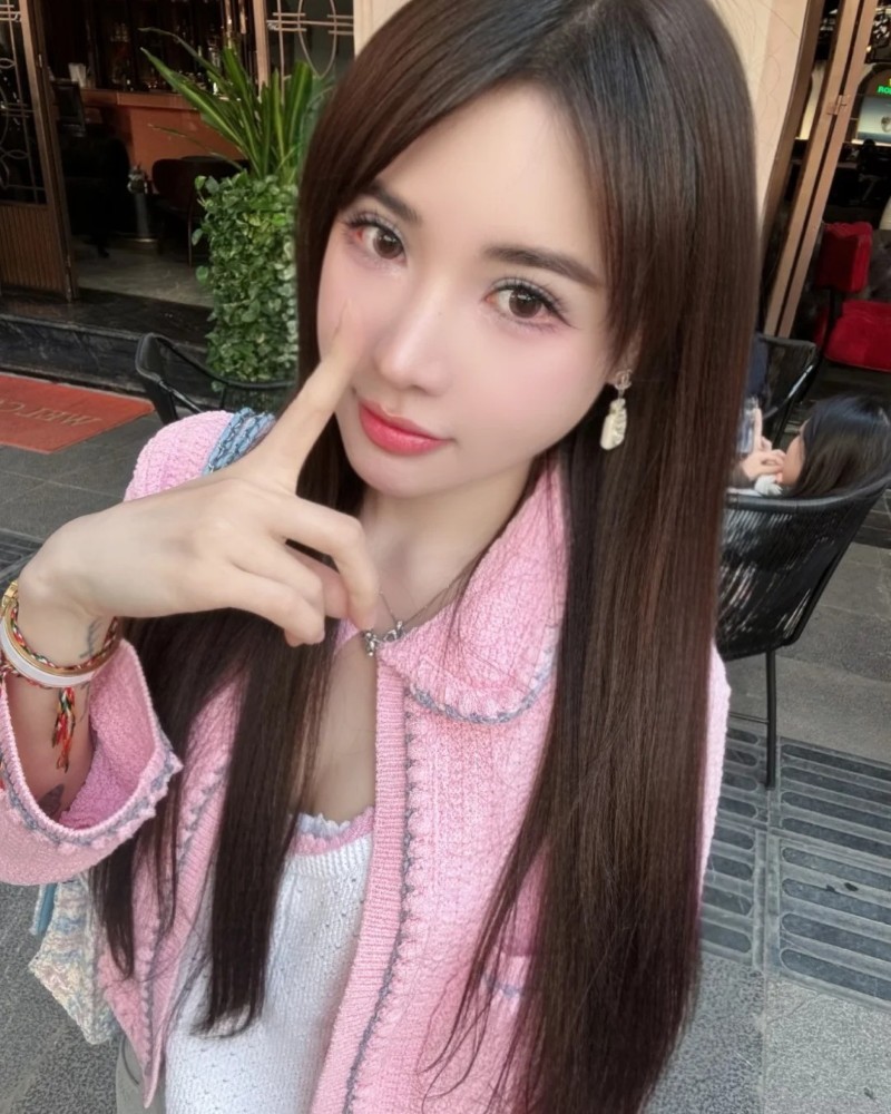 cô gái mặc áo hồng pose gần camera