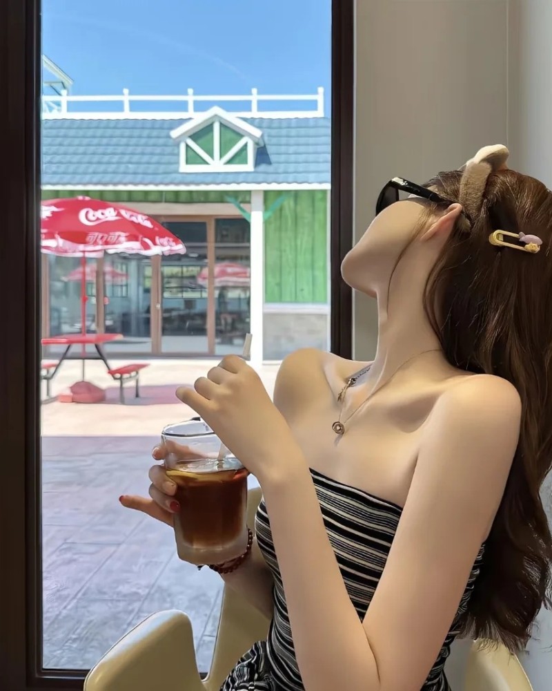 cô gái chụp ảnh tại quán cafe, phong cách nhẹ nhàng