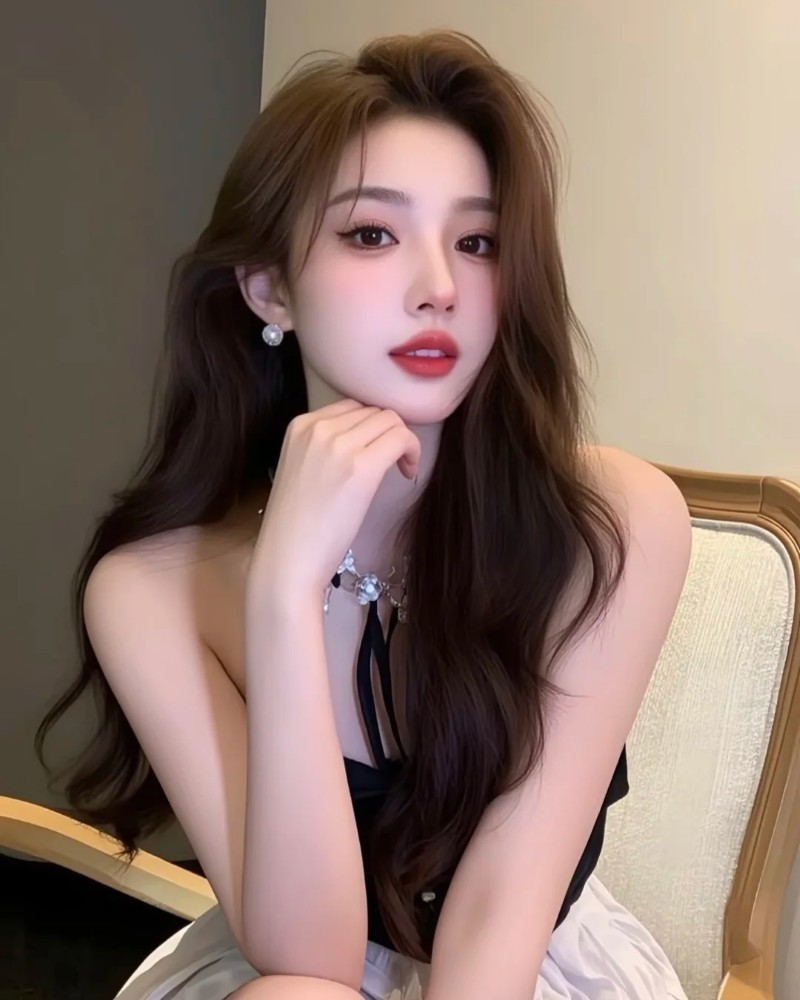 nàng mặc váy đen tạo dáng quyến rũ trên sofa