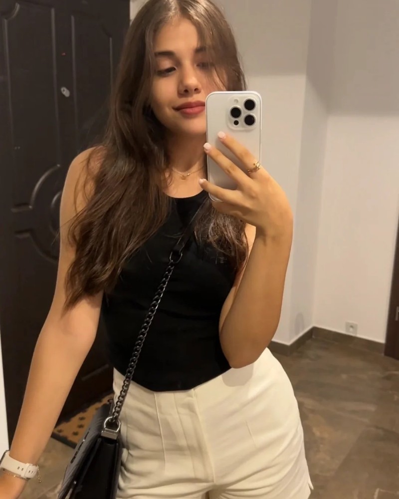 ảnh gái xinh tik tok tóc nâu xoăn nhẹ đứng trước cửa kính