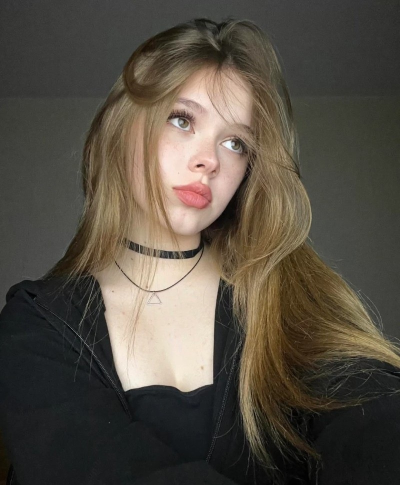 ảnh gái xinh tik tok pose nhẹ với ánh mắt cuốn hút