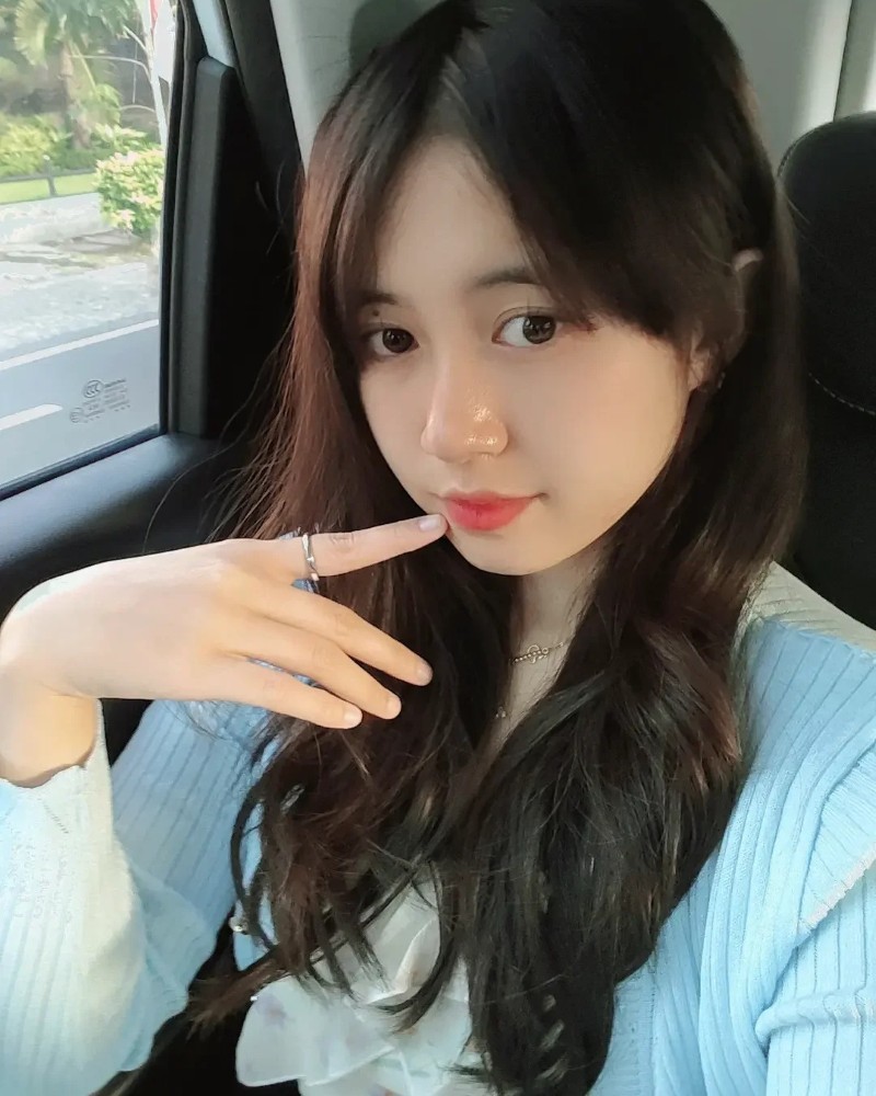 cô gái tạo dáng với áo xanh, phong cách trẻ trung