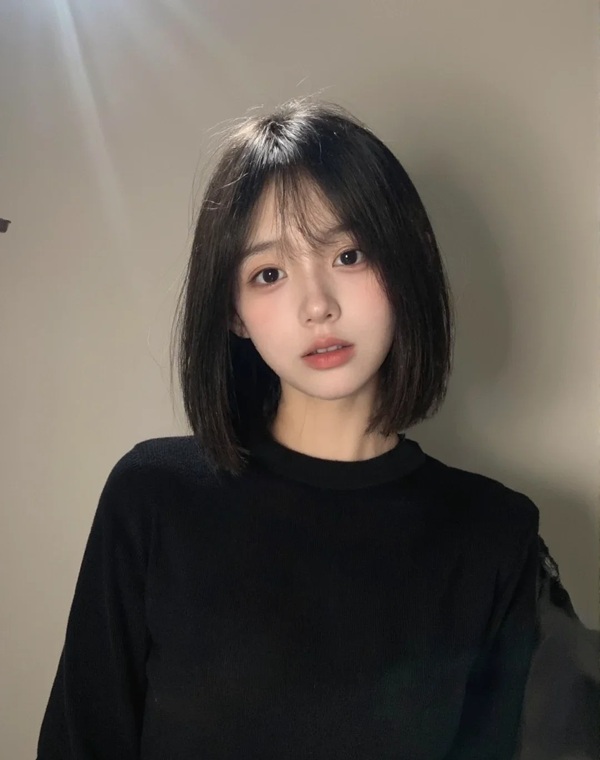 Cô gái tóc ngang vai 2k3 mặc áo đen đơn giản