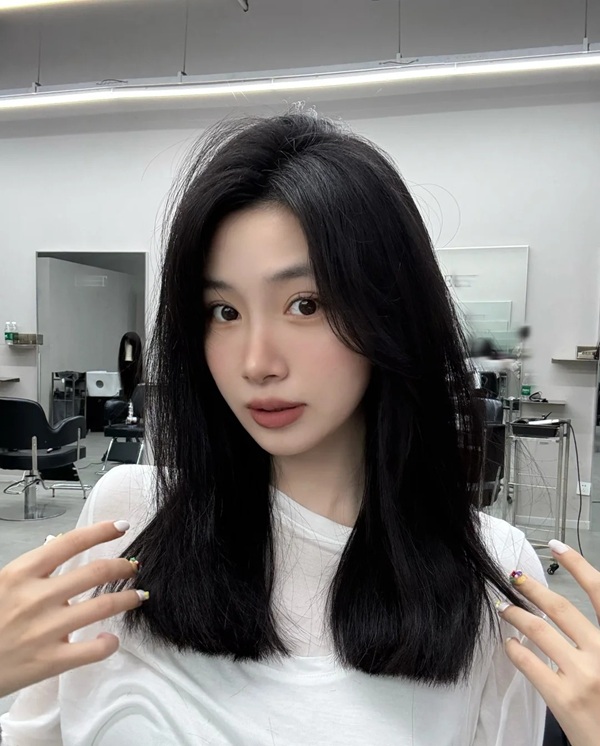 Cô gái tóc ngang vai 2k3 selfie trong phòng