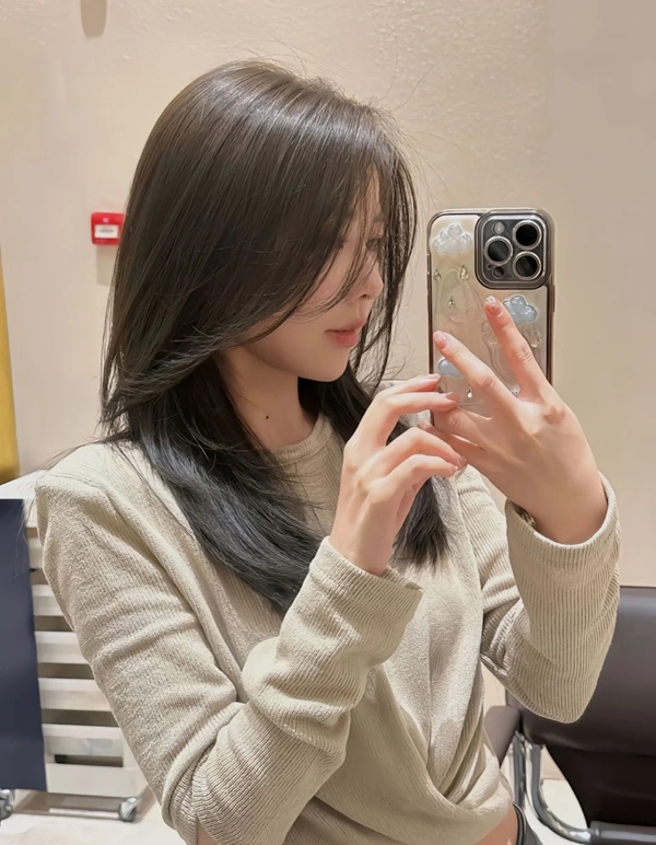 Cô gái xoay người chụp ảnh với tóc ngang vai mềm mượt