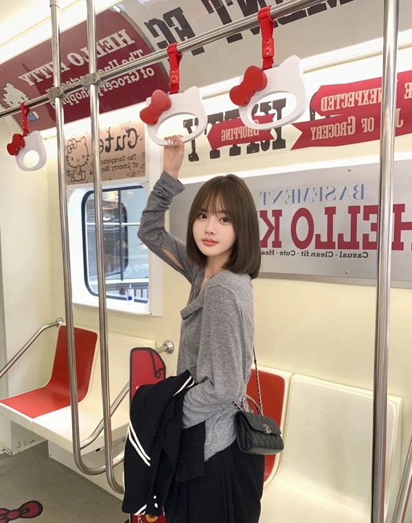 Cô gái tóc ngang vai 2k3 diện áo thun đơn giản