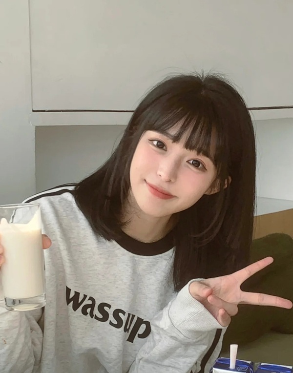 Cô gái tóc ngang vai 2k3 diện áo thun xám dễ thương