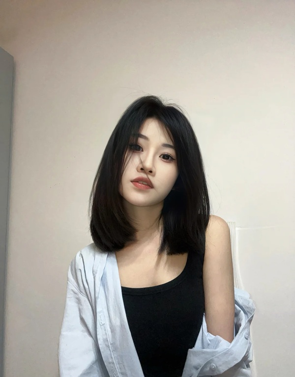 Cô gái tóc ngang vai 2k3 pose dáng với áo khoác xám