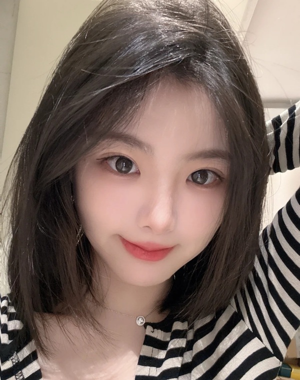 ảnh gái xinh tóc ngang vai 2k3  mỉm cười trong ánh sáng tự nhiên