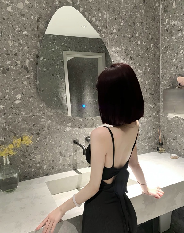 Cô gái tóc ngang vai chụp ảnh cạnh cửa kính