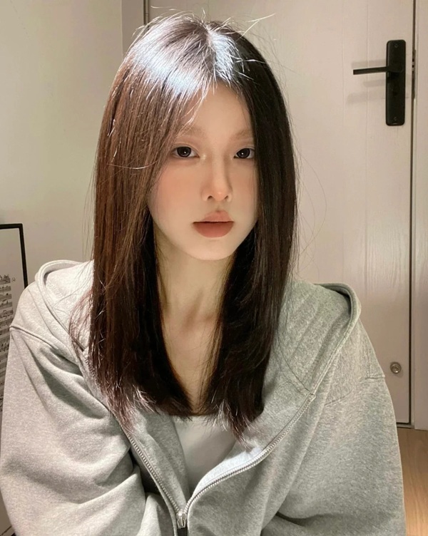 Cô gái tóc ngang vai 2k3 trong outfit xám pastel