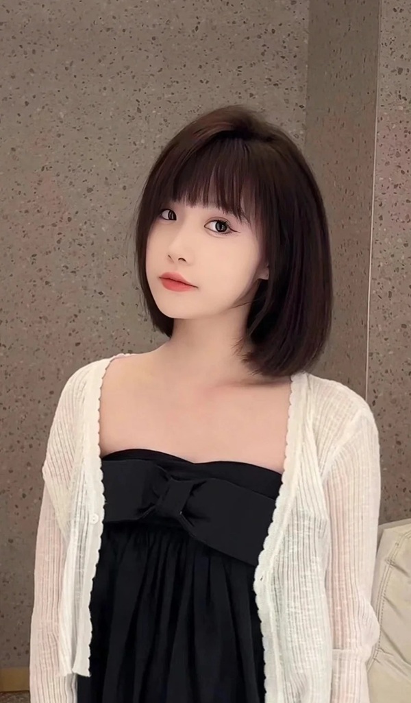 Cô gái tóc ngang vai mặc váy đen thanh lịch