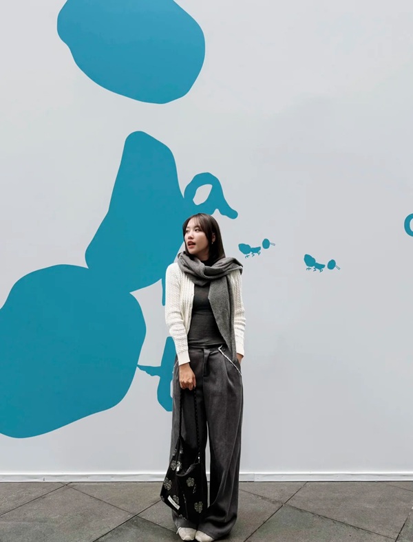 Cô gái tóc ngang vai 2k3 chụp ảnh với nền xanh sáng