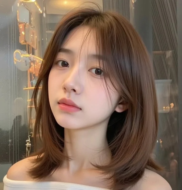 Cô gái tóc ngang vai diện áo lệch vai nhẹ nhàng