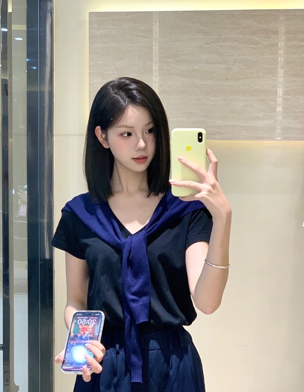 ảnh gái xinh tóc ngang vai 2k3 tạo dáng trong hành lang hiện đại