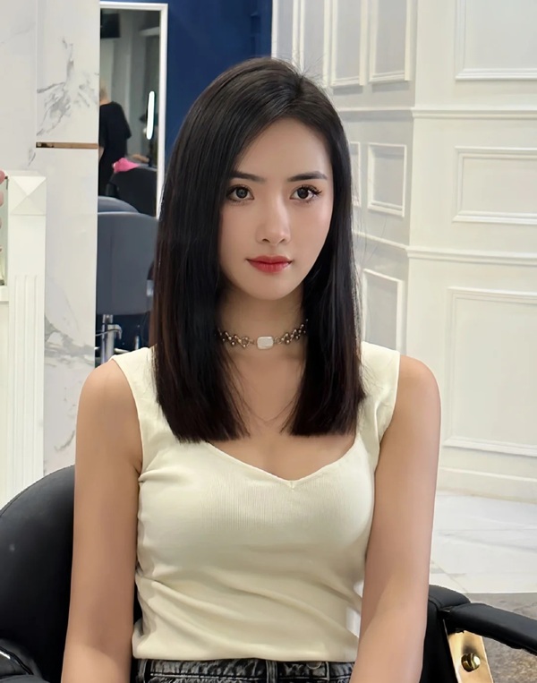 Cô gái tóc ngang vai mặc áo ba lỗ trắng hiện đại