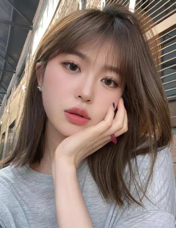 Cô gái tóc ngang vai pose dáng lười biếng cực xinh