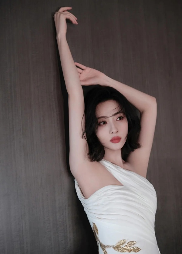 Cô gái tóc ngang vai tập gym pose dáng