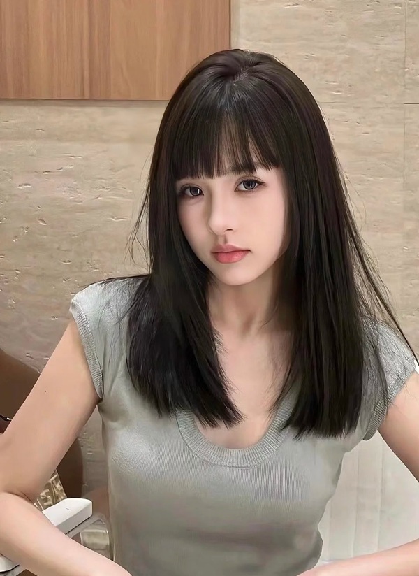 Cô gái tóc ngang vai diện áo sát nách thanh lịch