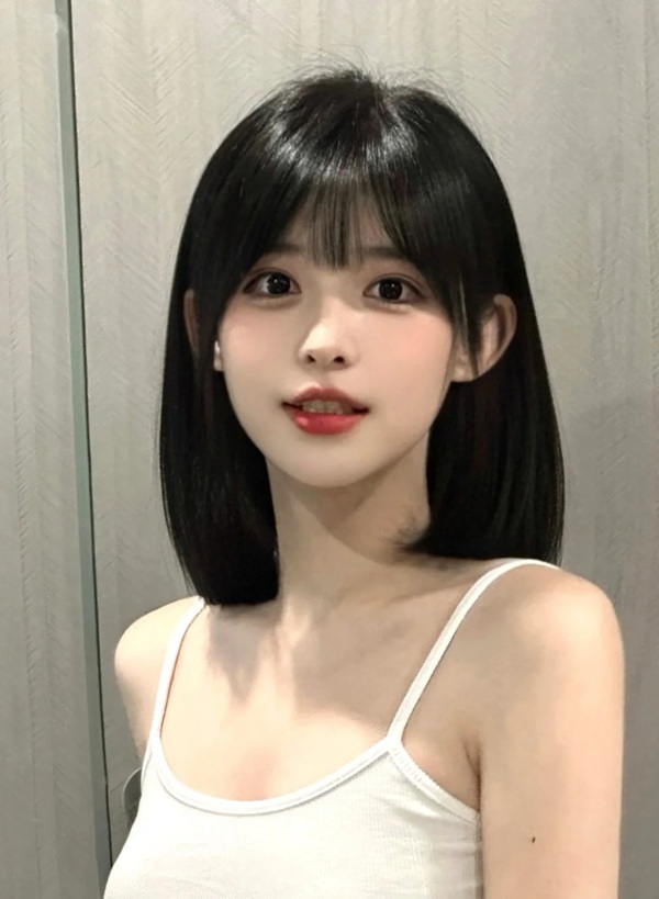 Cô gái tóc ngang vai 2k3 mặc váy trắng tinh tế