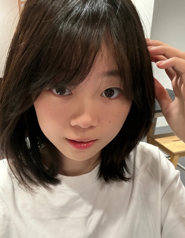 Cô gái tóc ngang vai rẽ ngôi giữa cực cuốn hút