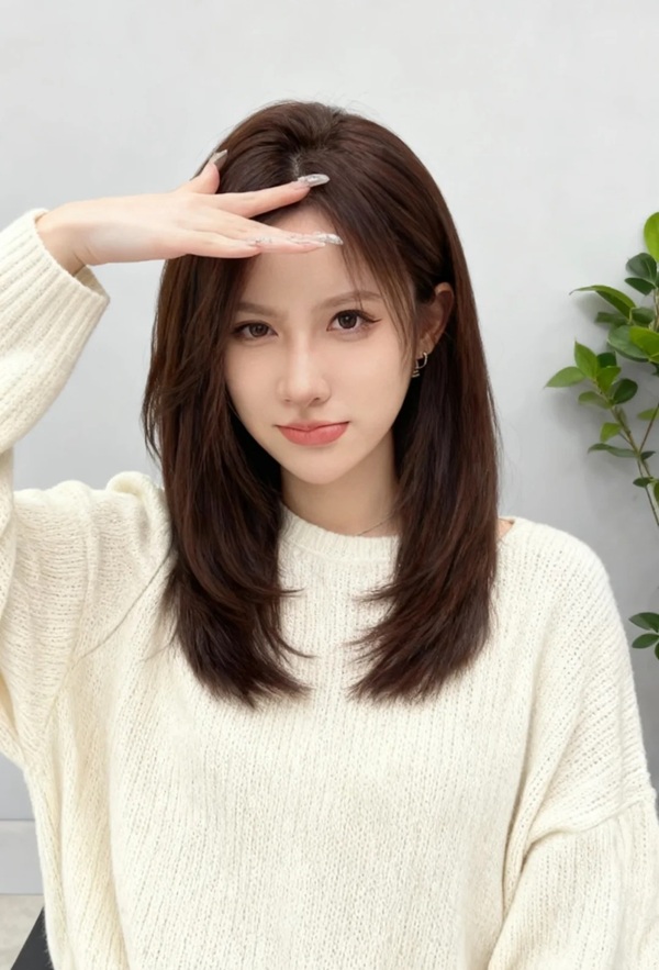 Cô gái tóc ngang vai 2k3 che nắng bằng tay