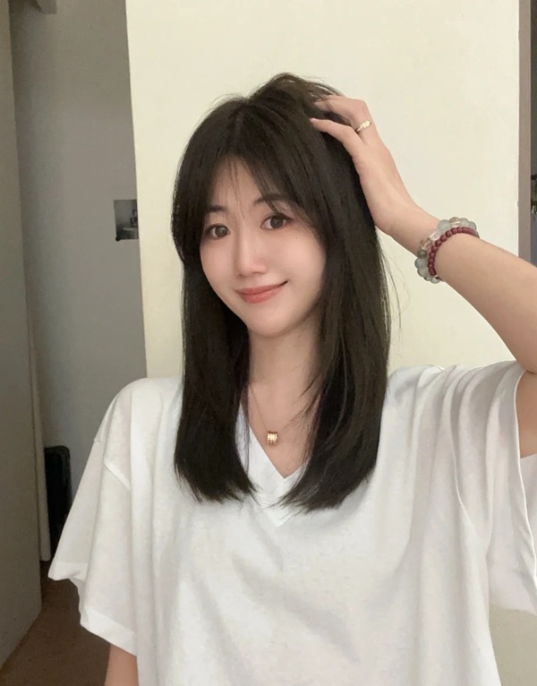 Cô gái tóc ngang vai mặc áo trắng giản dị
