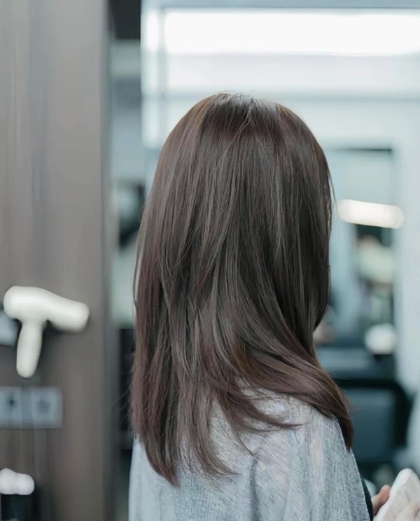 Góc chụp phía sau cô gái tóc ngang vai 2k3