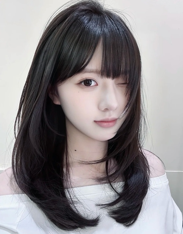 ảnh gái xinh tóc ngang vai 2k3 để mái thưa với biểu cảm nhẹ nhàng