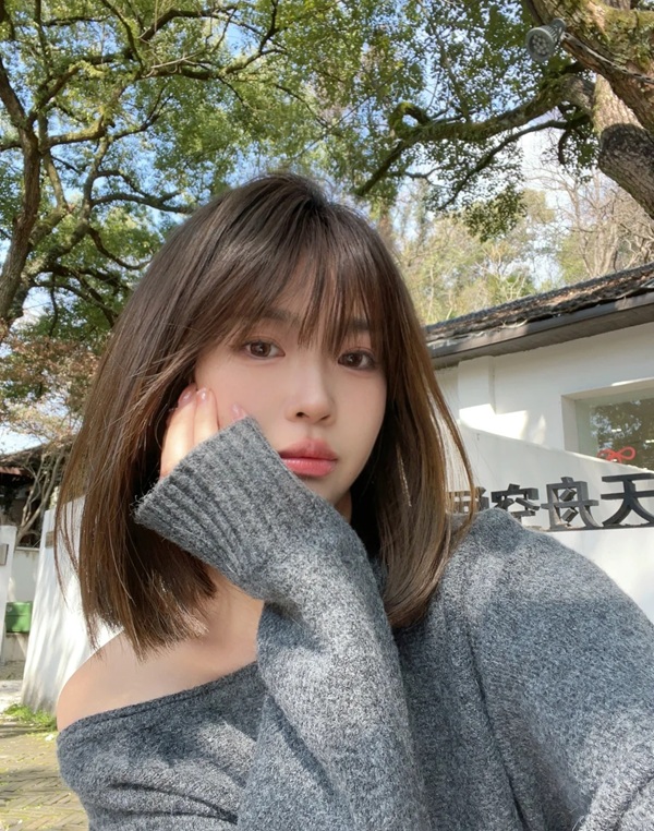 Cô gái tóc ngang vai 2k3 chụp ảnh ngoài trời