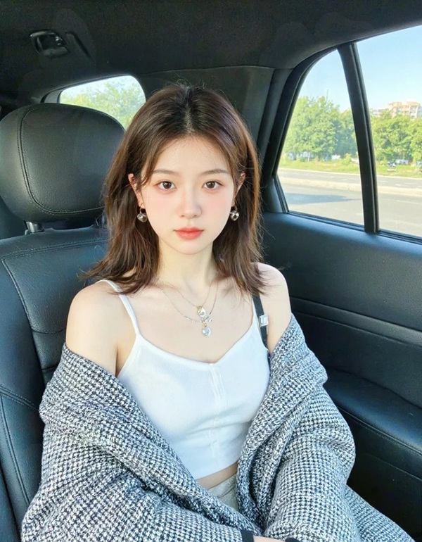 ảnh gái xinh tóc ngang vai 2k3 ngồi trong xe với kiểu tóc ngang vai trẻ trung
