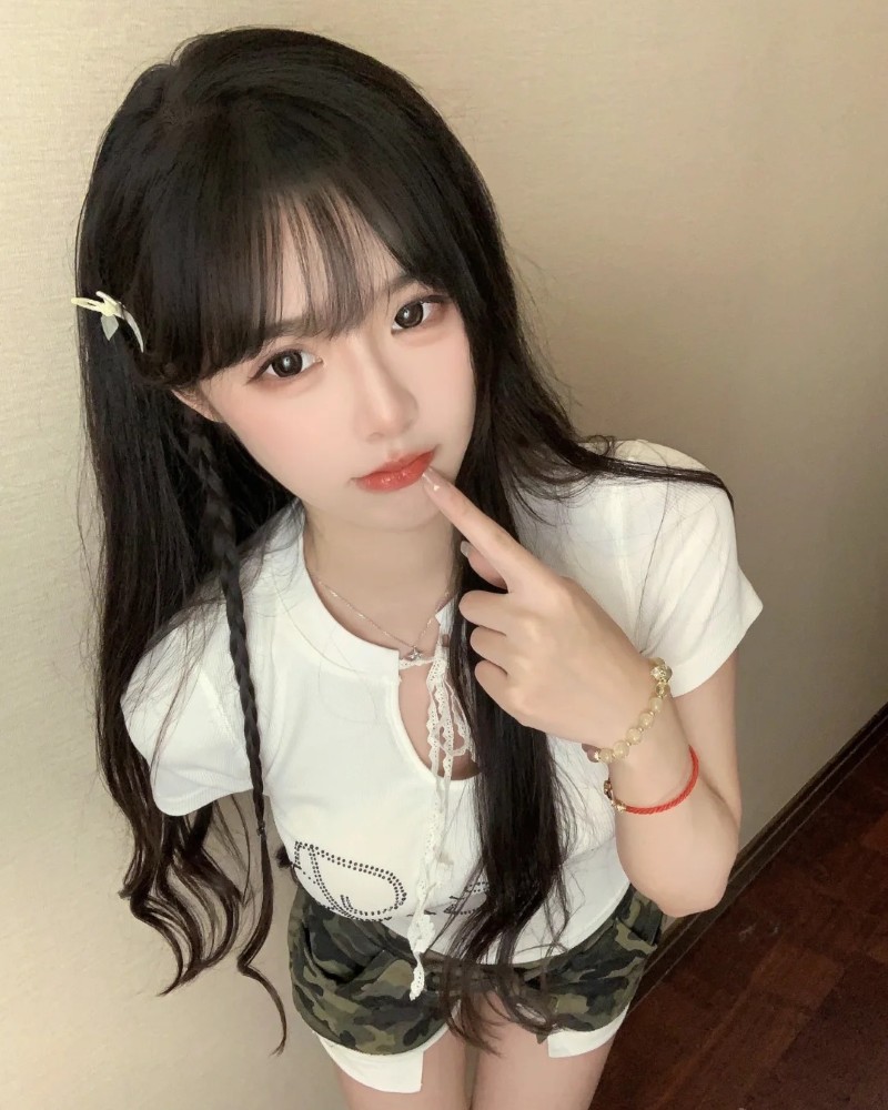 Cô gái đeo mắt kính tạo dáng đáng yêu